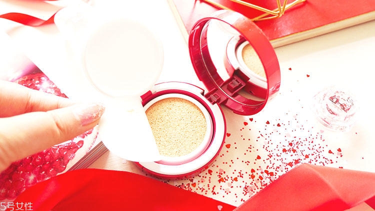 雅詩蘭黛紅石榴氣墊cc適合油皮嗎 清爽度評(píng)測