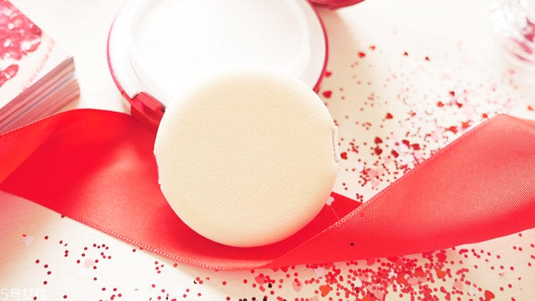 雅詩蘭黛紅石榴氣墊cc適合油皮嗎 清爽度評(píng)測