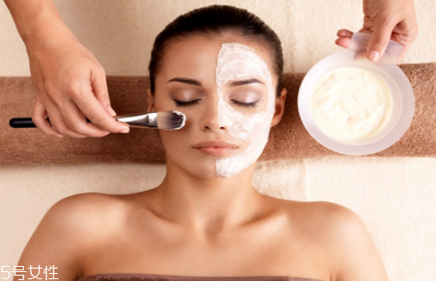 暴曬后敷什么面膜好 使用面膜時的注意事項 暴曬后敷什么面膜好 使用面膜時的注意事項