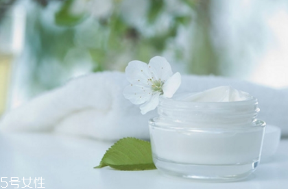 臉上有紅血絲怎么消除 不要頻繁去角質(zhì) 臉上有紅血絲怎么消除 不要頻繁去角質(zhì)