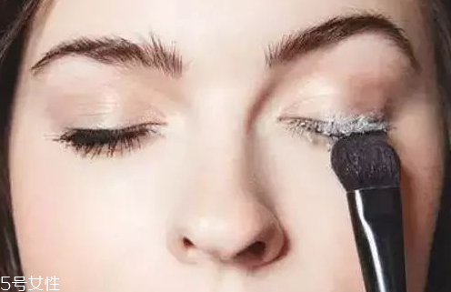 睫毛膏先刷白色還是黑色 當然是白色