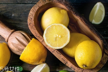 油性肌膚用什么精華液好 酸類(lèi)精華是油皮親媽