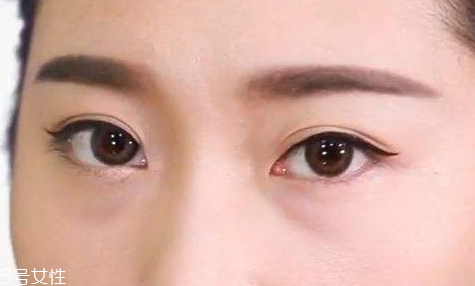 眼線(xiàn)筆戳進(jìn)眼里怎么辦 要趕快處理