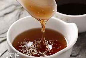 芝麻油和花生油的區(qū)別 用法不同 芝麻油和花生油的區(qū)別 用法不同