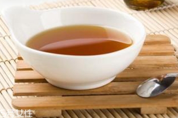 芝麻油和黑芝麻油的區(qū)別 芝麻油和黑芝麻油的區(qū)別