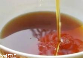 芝麻油和黑芝麻油的區(qū)別 芝麻油和黑芝麻油的區(qū)別