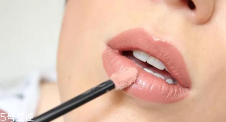 唇線(xiàn)筆什么顏色最好看 雙唇漂亮動(dòng)人有技巧