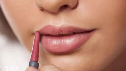 唇線(xiàn)筆什么顏色最好看 雙唇漂亮動(dòng)人有技巧