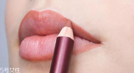 唇線(xiàn)筆什么顏色最好看 雙唇漂亮動(dòng)人有技巧