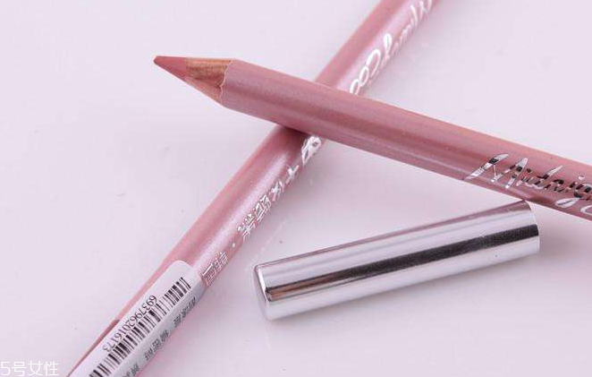 唇線(xiàn)筆什么顏色最好看 雙唇漂亮動(dòng)人有技巧