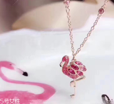 施華洛世奇火烈鳥項鏈多少錢 時髦小仙女的最愛 施華洛世奇火烈鳥項鏈多少錢 時髦小仙女的最愛