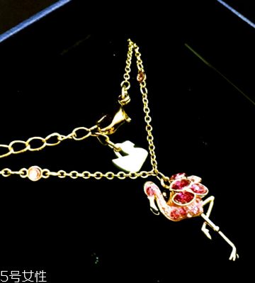施華洛世奇火烈鳥項鏈多少錢 時髦小仙女的最愛 施華洛世奇火烈鳥項鏈多少錢 時髦小仙女的最愛