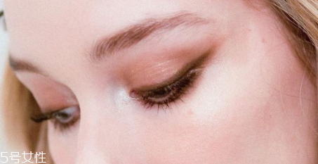 眼線液顏色和妝容怎么搭配 不同妝感不同趣味 眼線液顏色和妝容怎么搭配 不同妝感不同趣味