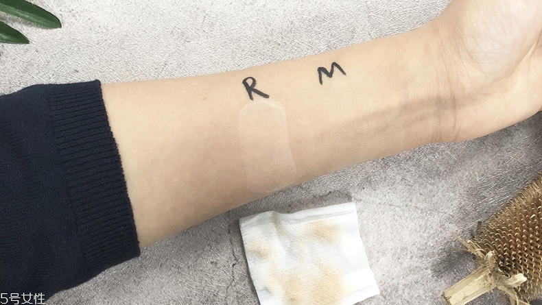 露華濃粉底液和mistine哪個好 2款平價好貨pk