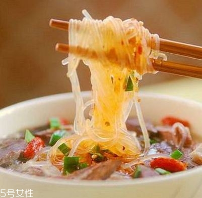 鴨血粉絲湯的營(yíng)養(yǎng)成分有很多種 鴨血粉絲湯的營(yíng)養(yǎng)成分有很多種