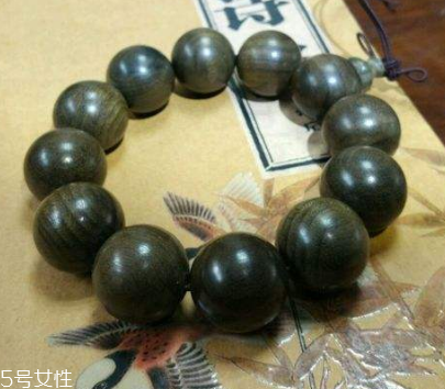烏木手串怎么盤(pán)玩 教你最快包漿的辦法