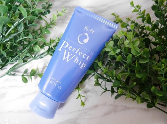 珊珂是資生堂的嗎 珊珂和洗顏?？埔粯訂?></p><p>2、質(zhì)地測評：乳白色膏體，密實(shí)綿軟，有香香的氣味。加水會(huì)打出非常細(xì)膩的泡沫，大小均勻且細(xì)密排布。其實(shí)這款潔面最大的特點(diǎn)就是濃密豐富的泡沫，能在潔面時(shí)充分包裹肌膚。珊珂潔面的泡沫直徑更小，密度更高。針對相同的皮膚肌理，這支潔面能更加深入地清除皮質(zhì)、化妝品殘留和老廢角質(zhì)，所以清潔力要優(yōu)于其它潔面。在潔面過程中，濃密的泡沫豐盈有彈性。升級后，泡沫外層有微細(xì)化泡泡包覆，減小泡沫之間的空隙，保證泡沫整體的細(xì)致度，在洗臉時(shí)能更持久地留存。</p><p style=