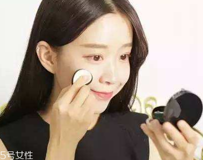 怎么補(bǔ)妝自然不卡粉 補(bǔ)妝零粉痕的2個技巧
