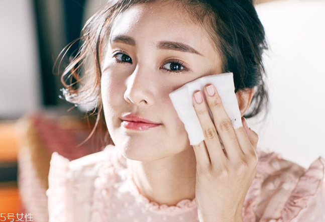 怎么補(bǔ)妝自然不卡粉 補(bǔ)妝零粉痕的2個技巧