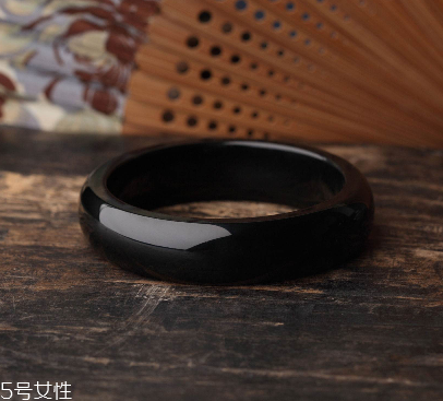 墨玉手鐲多少錢一個(gè) 市場價(jià)格是這樣