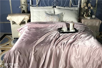 蠶絲被冬天蓋幾斤最合適 根據(jù)地區(qū)選擇 蠶絲被冬天蓋幾斤最合適 根據(jù)地區(qū)選擇