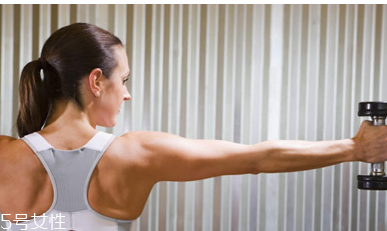 瘦手臂要舉多重的啞鈴 用啞鈴瘦手臂的方法 瘦手臂要舉多重的啞鈴 用啞鈴瘦手臂的方法