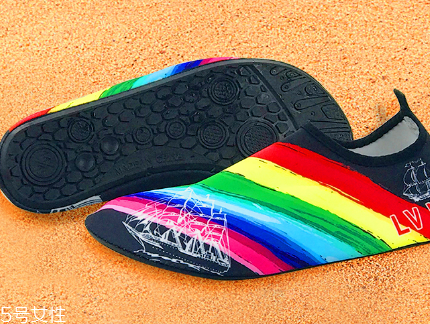 沙灘鞋可以下水嗎 沒(méi)有任何影響