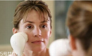 油性皮膚用什么洗臉 清潔護(hù)膚要做好