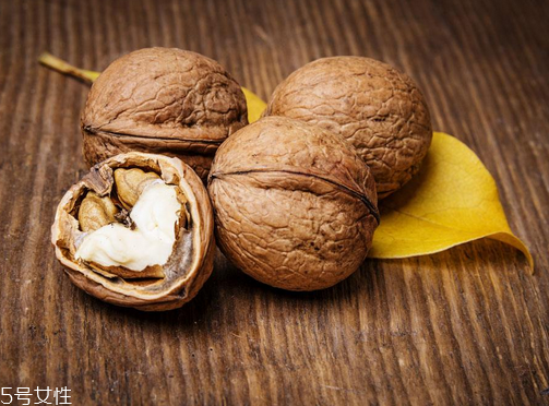 核桃油是什么顏色 正常是淡黃色 核桃油是什么顏色 正常是淡黃色