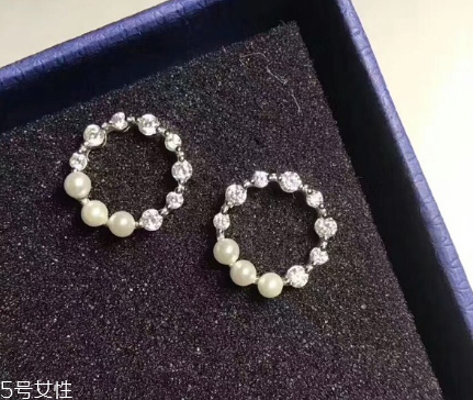 純銀耳釘為什么會變黑 保養(yǎng)方法要掌握 純銀耳釘為什么會變黑 保養(yǎng)方法要掌握