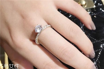 求婚戒指戴哪個手指 不要鬧出笑話 求婚戒指戴哪個手指 不要鬧出笑話