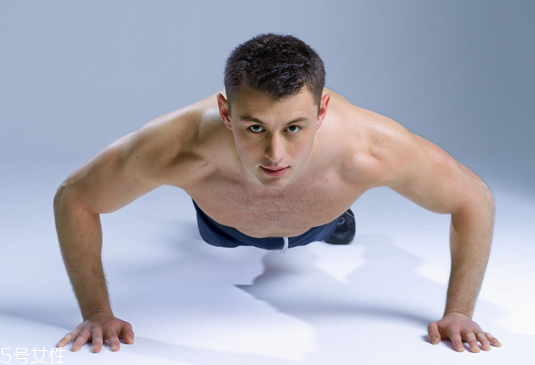 俯臥撐的正確做法 俯臥撐的正確姿勢(shì)