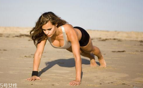 俯臥撐的呼吸方法 女生俯臥撐的正確鍛煉方法 俯臥撐的呼吸方法 女生俯臥撐的正確鍛煉方法