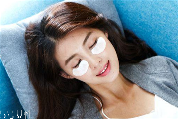 眼膜什么時候貼最好 讓眼部變得更美 眼膜什么時候貼最好 讓眼部變得更美