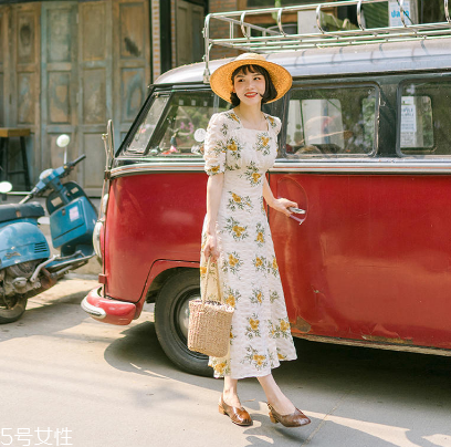 肩寬的女生夏天怎么穿 選對(duì)衣領(lǐng)才是關(guān)鍵 肩寬的女生夏天怎么穿 選對(duì)衣領(lǐng)才是關(guān)鍵