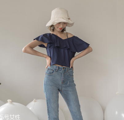 肩寬的女生夏天怎么穿 選對(duì)衣領(lǐng)才是關(guān)鍵 肩寬的女生夏天怎么穿 選對(duì)衣領(lǐng)才是關(guān)鍵