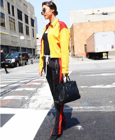 開(kāi)叉闊腿褲配什么上衣 比闊腿褲更涼快