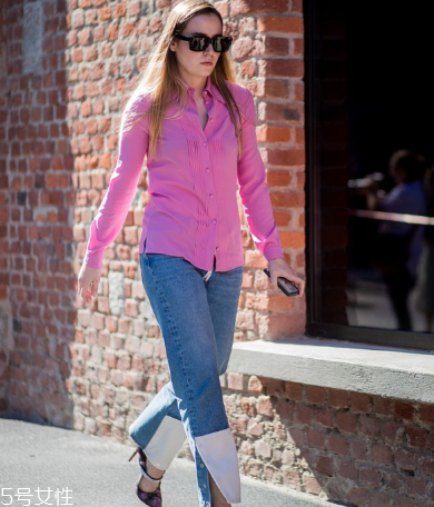 開(kāi)叉闊腿褲配什么上衣 比闊腿褲更涼快