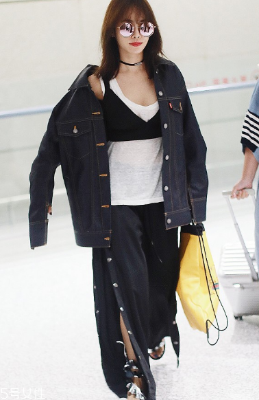 開(kāi)叉闊腿褲配什么上衣 比闊腿褲更涼快