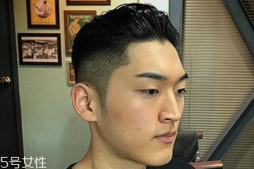 男生什么發(fā)型顯成熟 三面光清爽又帥氣 男生什么發(fā)型顯成熟 三面光清爽又帥氣