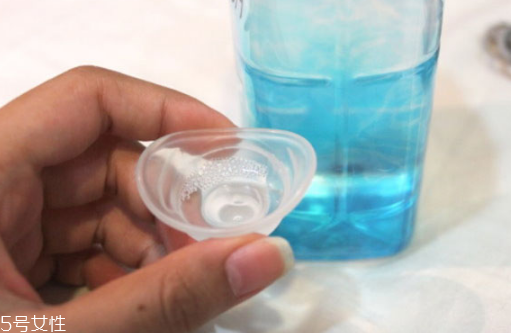 洗眼液可以泡隱形眼鏡嗎 兩者完全不一樣 洗眼液可以泡隱形眼鏡嗎 兩者完全不一樣