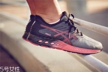 跑鞋可以用洗衣機(jī)洗嗎 會(huì)損壞洗衣機(jī) 跑鞋可以用洗衣機(jī)洗嗎 會(huì)損壞洗衣機(jī)