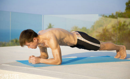 平板支撐可以練腹肌嗎 完美腹肌訓(xùn)練的3大要點(diǎn) 平板支撐可以練腹肌嗎 完美腹肌訓(xùn)練的3大要點(diǎn)