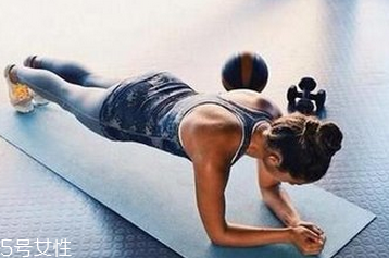 平板支撐可以練腹肌嗎 完美腹肌訓(xùn)練的3大要點(diǎn) 平板支撐可以練腹肌嗎 完美腹肌訓(xùn)練的3大要點(diǎn)