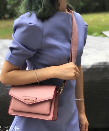 小ck郵差包尺寸多大 容量絕對夠 小ck郵差包尺寸多大 容量絕對夠