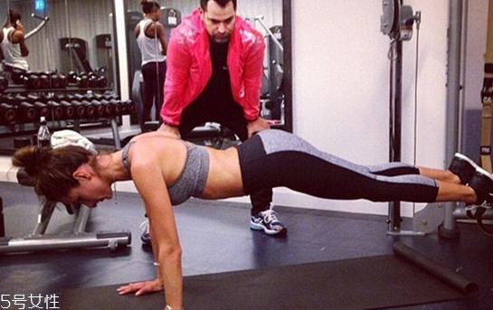 練深蹲膝蓋響是怎么回事 做深蹲時(shí)膝蓋響注意事項(xiàng) 練深蹲膝蓋響是怎么回事 做深蹲時(shí)膝蓋響注意事項(xiàng)