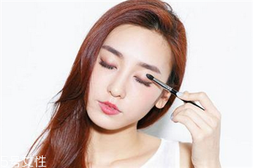 粉色眼影配什么口紅好看 超級(jí)吸睛的活力少女