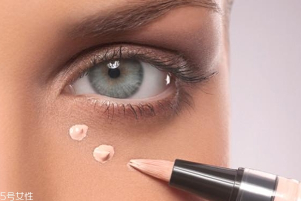 遮瑕膏的錯(cuò)誤用法 請不要狂買白色遮瑕膏