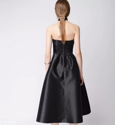 黑色禮服裙搭配圖片 宴會(huì)女王必備款 黑色禮服裙搭配圖片 宴會(huì)女王必備款