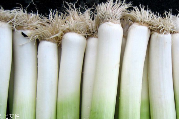 大蔥是辛辣食物嗎 屬于這個(gè)類(lèi)別